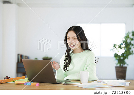 若い女性 テレワーク リモートワーク 若い女性 テレワーク リモートワーク 72212300