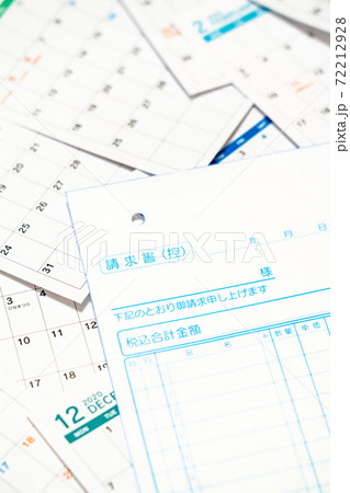 請求書とカレンダー 72212928
