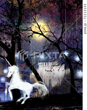 闇夜に輝く満月と枯れ枝と西洋の城とユニコーンの美しいイラストのイラスト素材