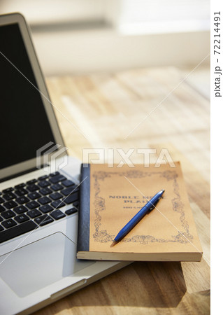 ノートパソコンとノート ノートパソコンとノート 72214491
