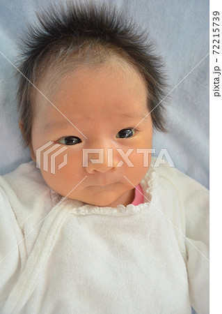 生後1か月の可愛い女の子の赤ちゃんの写真素材