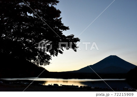 精進湖から夜明けの富士山 精進湖から夜明けの富士山 72215909