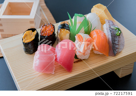 寿司 すし下駄 日本酒イメージ 背景素材 72217591