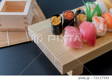 寿司 すし下駄 日本酒イメージ 背景素材 72217593
