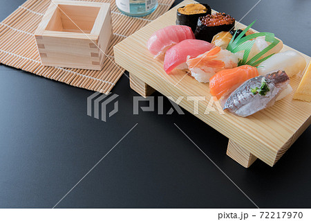 寿司 すし下駄 和食イメージ 黒背景素材 寿司 すし下駄 和食イメージ 黒背景素材 72217970