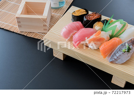 寿司 すし下駄 和食イメージ 黒背景素材 72217973