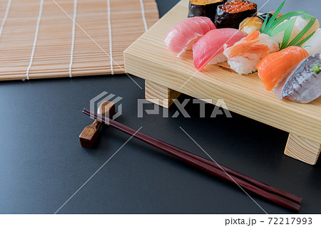 寿司 すし下駄 和食イメージ 黒背景素材 72217993