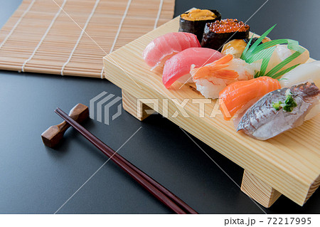 寿司 すし下駄 和食イメージ 黒背景素材 寿司 すし下駄 和食イメージ 黒背景素材 72217995