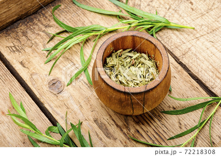 Fresh and dry tarragon herbs Fresh and dry tarragon herbs 72218308