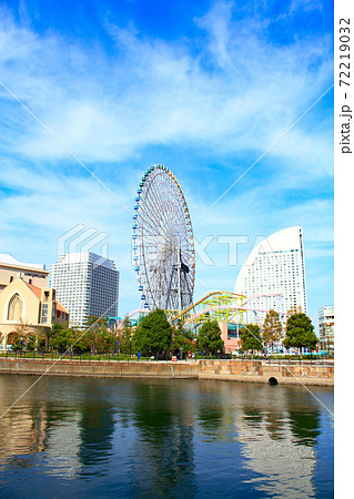 横浜市 大観覧車がそびえる横浜みなとみらい21の風景の写真素材