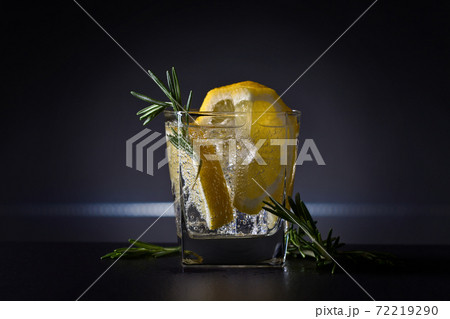 Cocktail with gin , tonic, lemon and ice. 72219290