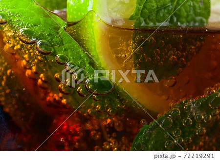 cocktail Cuba libre with lime and peppermint leaves 72219291