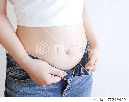 お腹の脂肪が気になる女性 72219400
