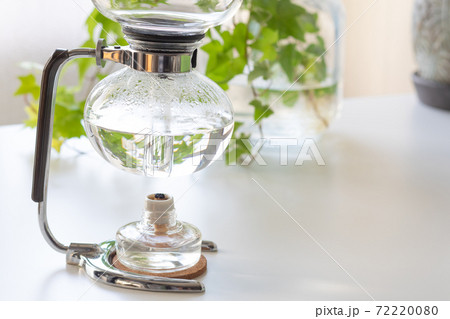 コーヒーサイフォンでお湯を沸かしているところ 72220080