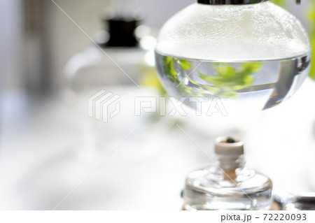 コーヒーサイフォンでお湯を沸かしているところ 72220093