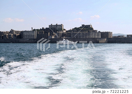 軍艦島の西側とクルーズ船 72221225