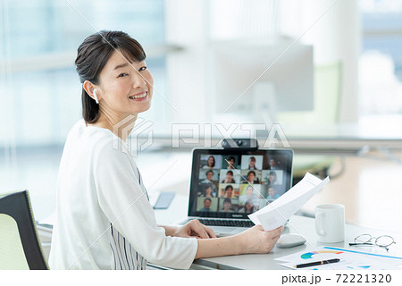 オフィスでweb会議をする若い女性 オフィスでweb会議をする若い女性 72221320