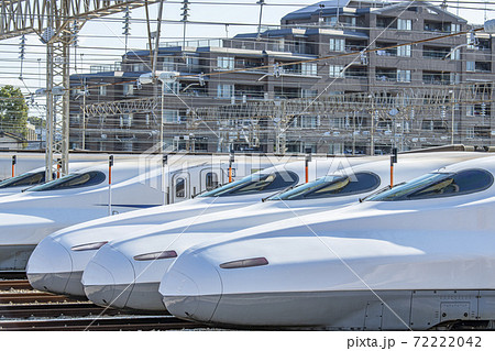 車両基地で出発を待つ新幹線 車両基地で出発を待つ新幹線 72222042