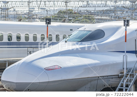 車両基地で出発を待つ新幹線 72222044