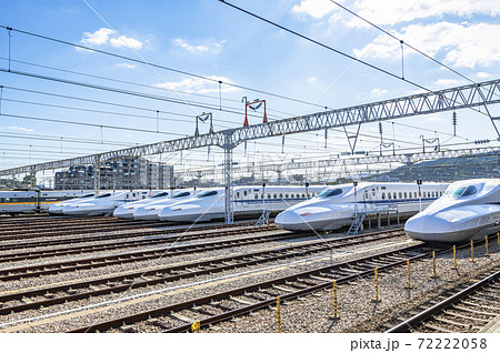 車両基地で出発を待つ新幹線 車両基地で出発を待つ新幹線 72222058