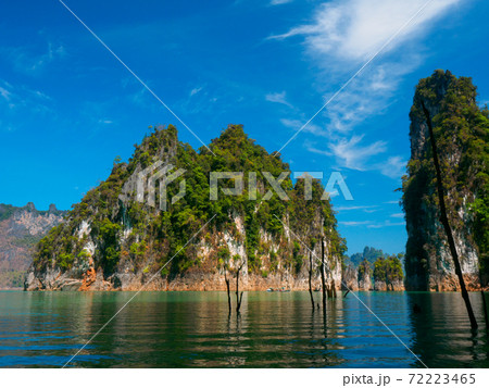 チャオラン湖の小島 (カオソック、スラートターニー県、タイ王国) 72223465