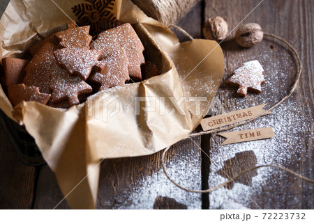 gift box with ginger cookies 72223732