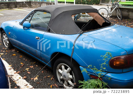 不法投棄された自動車　青いスポーツカー　 72223895