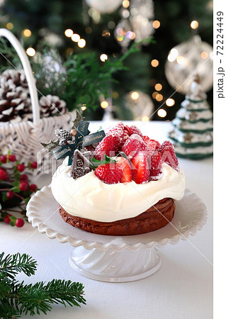 クリスマスケーキ いちごのチョコレートケーキの写真素材