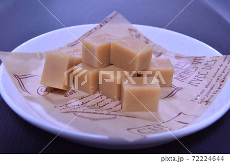 手作りの口の中でとろける生キャラメルの写真素材