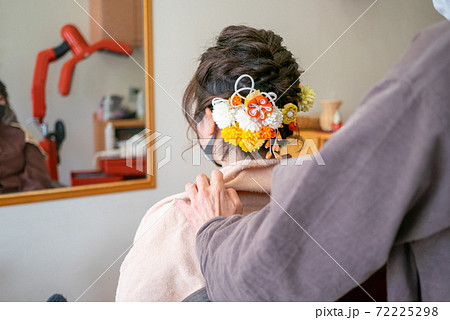 美容院で成人式のヘアセットをしている若い女性 72225298