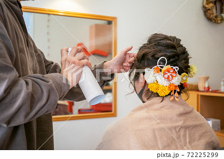 美容院で成人式のヘアセットをしている若い女性 72225299