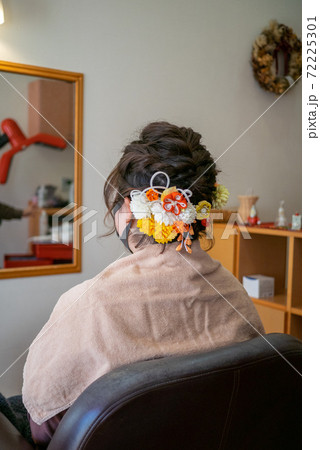 美容院で成人式のヘアセットをしている若い女性 美容院で成人式のヘアセットをしている若い女性 72225301