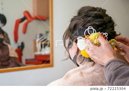 美容院で成人式のヘアセットをしている若い女性 美容院で成人式のヘアセットをしている若い女性 72225304