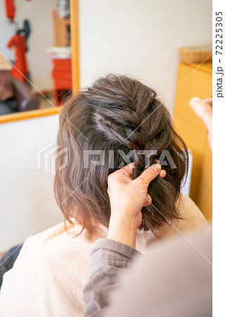 美容院でヘアセットをしている若い女性 美容院でヘアセットをしている若い女性 72225305