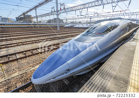 出発を待つ山陽新幹線500系車両 出発を待つ山陽新幹線500系車両 72225332