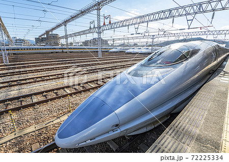 出発を待つ山陽新幹線500系車両 出発を待つ山陽新幹線500系車両 72225334