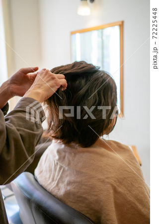 美容院でヘアセットをしている若い女性 72225448