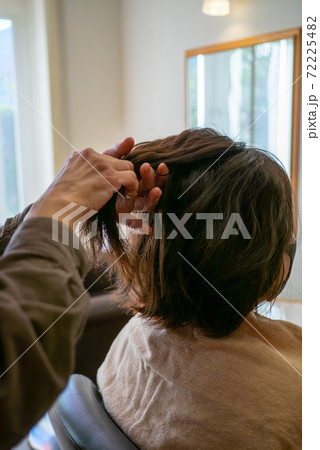 美容院でヘアセットをしている若い女性 美容院でヘアセットをしている若い女性 72225482