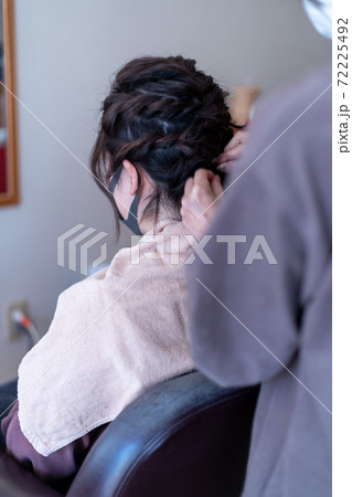 美容院でヘアセットをしている若い女性 72225492