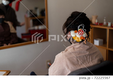 美容院で成人式のヘアセットをしている若い女性 美容院で成人式のヘアセットをしている若い女性 72225567