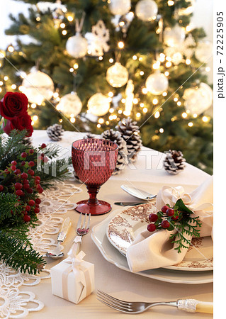 クリスマス テーブルセッティングの写真素材