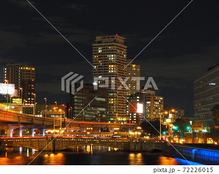 中之島ガーデンブリッジから見る大江橋の夜景 72226015