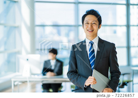 最先端のオフィスで働く30代ビジネスマン 72226857