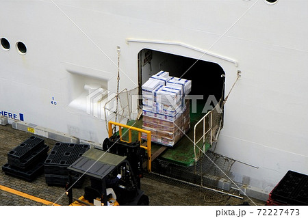 大型客船へ食材の搬入風景 大型客船へ食材の搬入風景 72227473