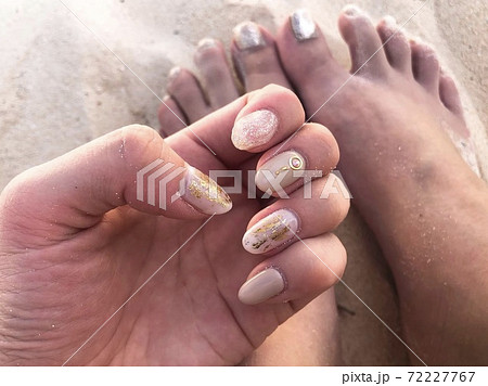 リゾートビーチの砂浜と大人可愛いおしゃれネイル 72227767