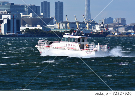 東京港を航行する警視庁の警備艇 東京港を航行する警視庁の警備艇 72227926