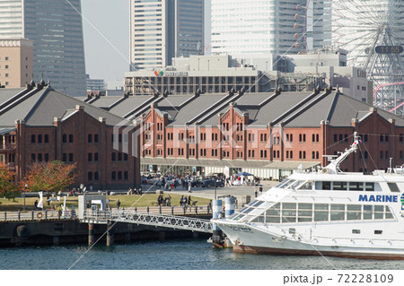 横浜レンガ倉庫とクルーズ船の景色 72228109