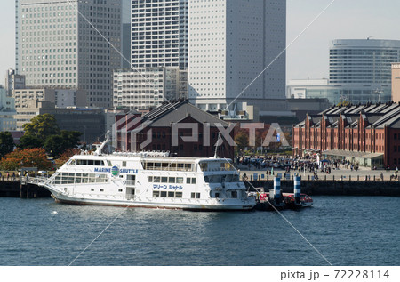 横浜レンガ倉庫前に停泊するクルーズ船の景色 72228114
