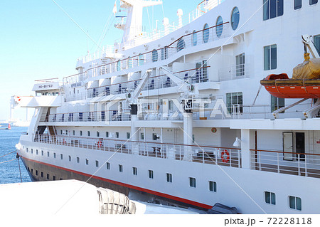 大桟橋に接岸しているクルーズ船の景色 大桟橋に接岸しているクルーズ船の景色 72228118