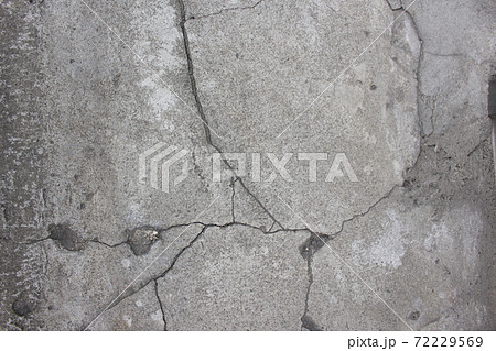 地面のヒビ割れ 72229569
